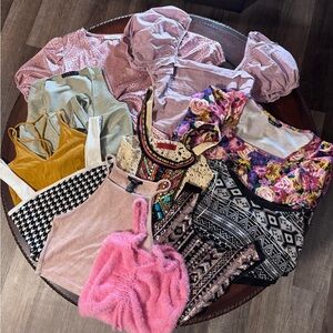 ‼️ Lot of 11 crop tops ranging from size XS to Medium ‼️